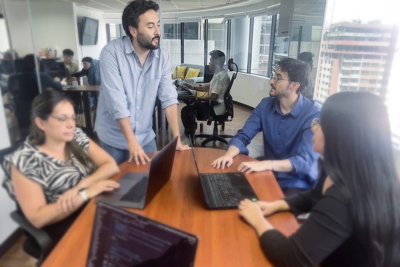 Un líder técnico de Senirop asesorando al equipo durante una sesión de planificación en Quito